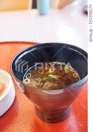 旅先の和食レストランで食べる美味しいコース料理 142209275