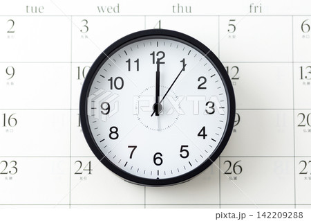 12時を示す時計とカレンダー 12時を示す時計とカレンダー 142209288