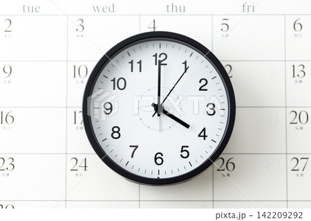 4時を示す時計とカレンダー 142209292