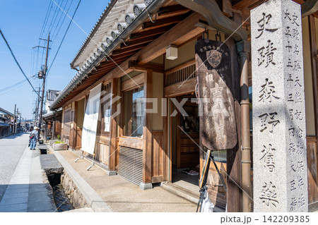 奈良県宇陀市　宇陀松山の町並みの中にある森野旧薬園の入口 142209385