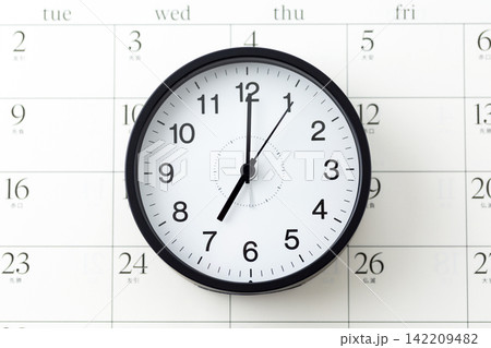 7時を示す時計とカレンダー 7時を示す時計とカレンダー 142209482