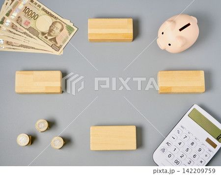電卓と貯金箱、木のブロック、紙幣の文字入れ素材 142209759