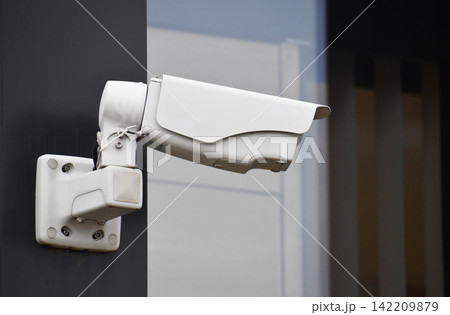 壁に設置された防犯カメラ 壁に設置された防犯カメラ 142209879