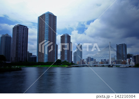 東京ウォーターフロントの象徴、隅田川に架かる中央大橋と佃の超高層タワーマンション群の都市景観 東京ウォーターフロントの象徴、隅田川に架かる中央大橋と佃の超高層タワーマンション群の都市景観 142210304
