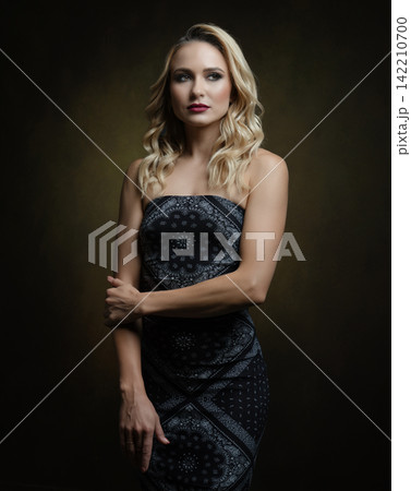 photo portrait of a young beautiful woman 142210700
