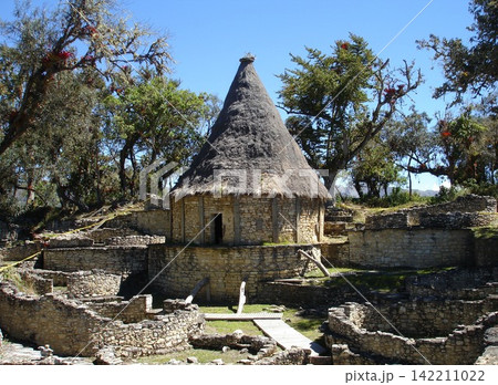 Ancient Stone Roundhouse with Thatched Roof in Andean Ruins Ancient Stone Roundhouse with Thatched Roof in Andean Ruins 142211022