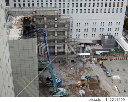 都会のビルの解体工事現場を上から見る 都会のビルの解体工事現場を上から見る 142211409