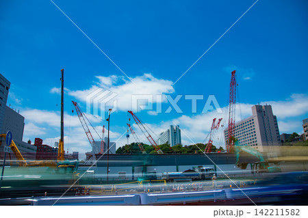 都市の工事現場のクレーン【建設イメージ】 都市の工事現場のクレーン【建設イメージ】 142211582