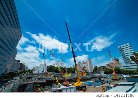 都市の工事現場のクレーン【建設イメージ】 都市の工事現場のクレーン【建設イメージ】 142211586