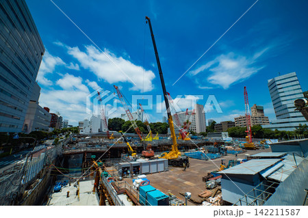 都市の工事現場のクレーン【建設イメージ】 都市の工事現場のクレーン【建設イメージ】 142211587