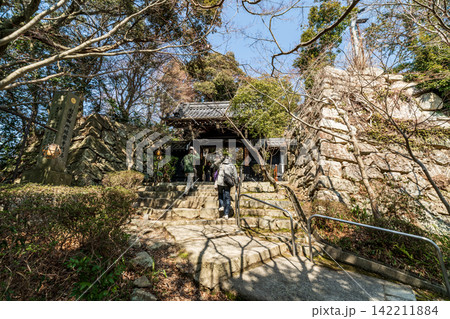 【続日本100名城】八幡山城 本丸虎口の春の風景1 滋賀県近江八幡市 【続日本100名城】八幡山城 本丸虎口の春の風景1 滋賀県近江八幡市 142211884