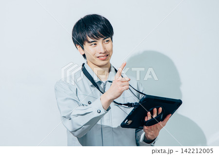タブレットを持つ若い男性 タブレットを持つ若い男性 142212005