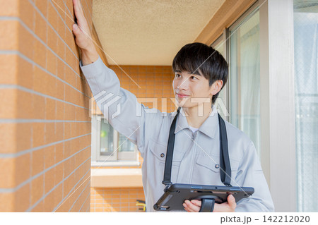 外壁の点検をする男性 外壁の点検をする男性 142212020