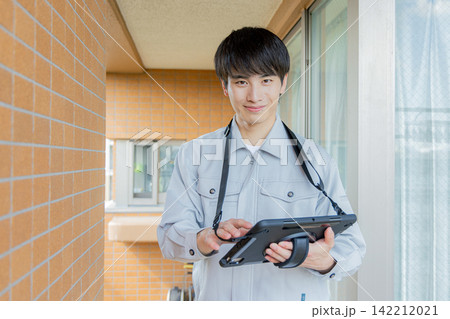 外壁の点検をする男性 外壁の点検をする男性 142212021