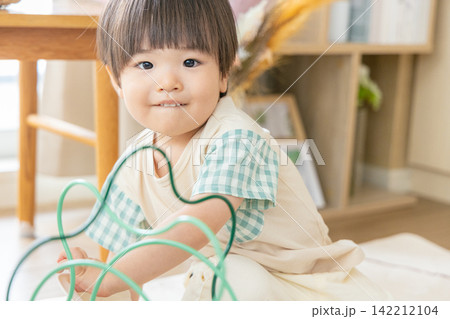 家で遊ぶ2歳児 家で遊ぶ2歳児 142212104