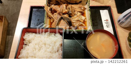 飲食店での賄い飯 鯛のあらと厚揚げの煮込み 飲食店での賄い飯 鯛のあらと厚揚げの煮込み 142212261