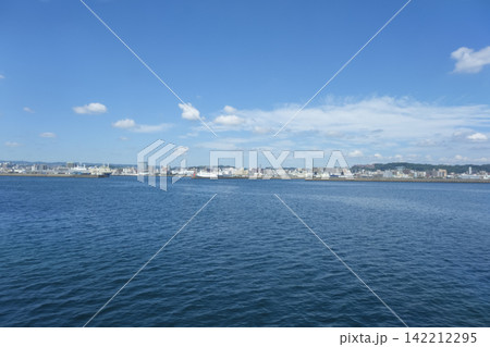 鹿児島湾の海上から見る鹿児島の市街地 142212295