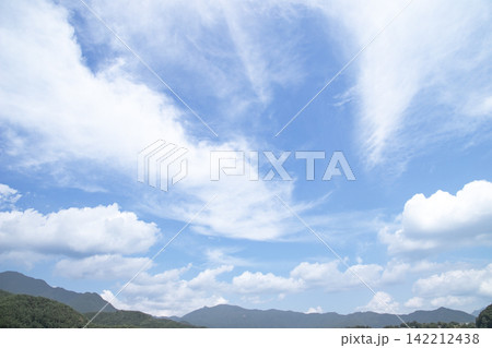 河口湖(山梨県)の夏空 河口湖(山梨県)の夏空 142212438