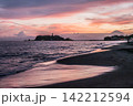 夕暮れ時の湘南の海とグラデーションの空 142212594