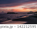 夕暮れ時の湘南の海とグラデーションの空 142212595