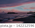 夕暮れ時の湘南の海とグラデーションの空 142212596