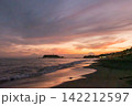 夕暮れ時の湘南の海とグラデーションの空 142212597