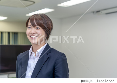 会議室で笑顔を見せる若いビジネスウーマン 142212727