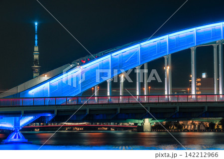 青光る永代橋、スカイツリー、車の軌跡が写る東京夜景 青光る永代橋、スカイツリー、車の軌跡が写る東京夜景 142212966