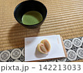 畳の上に置かれたお抹茶とお茶菓子 142213033