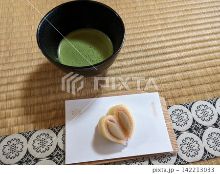 畳の上に置かれたお抹茶とお茶菓子 畳の上に置かれたお抹茶とお茶菓子 142213033