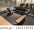 スポーツジムのダンベルとベンチ台 142213035