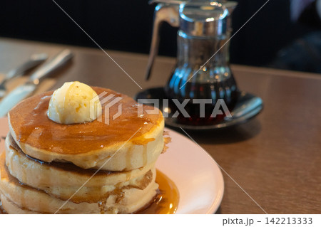 バターとシロップのパンケーキとコーヒー バターとシロップのパンケーキとコーヒー 142213333