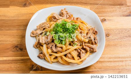豚肉と玉ねぎの焼きうどん 豚肉と玉ねぎの焼きうどん 142213651