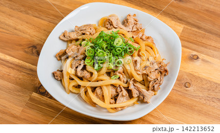 豚肉と玉ねぎの焼きうどん 142213652