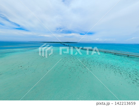 ドローンから望む宮古島のユニの浜と伊良部大橋 ドローンから望む宮古島のユニの浜と伊良部大橋 142213659