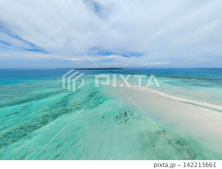 ドローンから望む宮古島のユニの浜と伊良部大橋 ドローンから望む宮古島のユニの浜と伊良部大橋 142213661