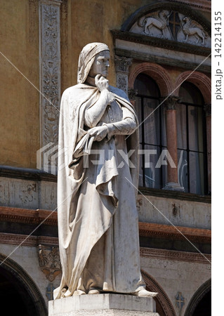 Dante Alighieri Statue at Piazza dei Signori in Verona, Italy Dante Alighieri Statue at Piazza dei Signori in Verona, Italy 142214155