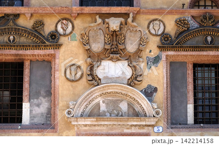 Bass relief on the wall of Palazzo Ragione in Piazza dei Signori in Verona, Italy Bass relief on the wall of Palazzo Ragione in Piazza dei Signori in Verona, Italy 142214158