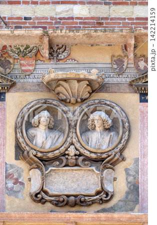 Bass relief on the wall of Palazzo Ragione in Piazza dei Signori in Verona, Italy Bass relief on the wall of Palazzo Ragione in Piazza dei Signori in Verona, Italy 142214159