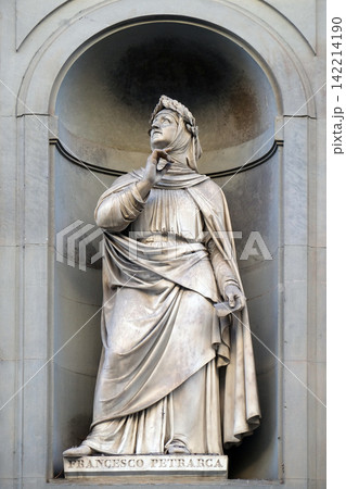 Francesco Petrarca in the Niches of the Uffizi Colonnade. The first half of the 19th Century they were occupied by 28 statues of famous people in Florence, Italy Francesco Petrarca in the Niches of the Uffizi Colonnade. The first half of the 19th Century they were occupied by 28 statues of famous people in Florence, Italy 142214190