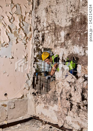 Efficient crew communicates through signals during demolition efforts 142214284