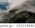 霧に包まれる小屋 142214640
