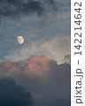 雲の間から見える月 142214642