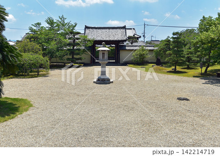 青空と新緑の法華寺 本堂から見る南門 青空と新緑の法華寺 本堂から見る南門 142214719