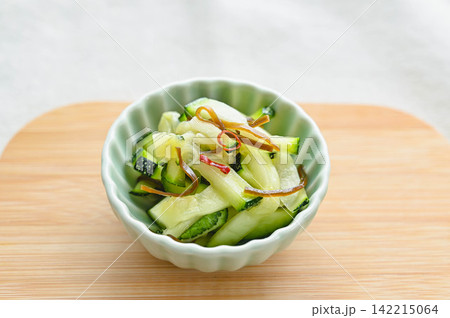 ズッキーニの塩昆布和え(簡単浅漬け・常備菜) ズッキーニの塩昆布和え(簡単浅漬け・常備菜) 142215064