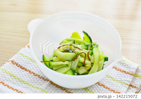 ズッキーニの塩昆布和え(簡単浅漬け・常備菜) ズッキーニの塩昆布和え(簡単浅漬け・常備菜) 142215072