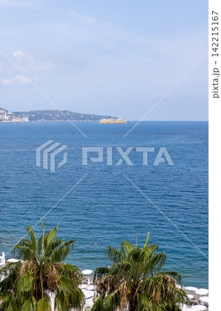 真夏の南フランスのニースの海の風景 142215167