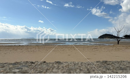 砂浜と青い空 砂浜と青い空 142215206