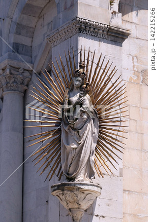 Virgin Mary with baby Jesus, statue on the corner of the facade of the San Michele in Foro Church in Lucca, Italy 142215266