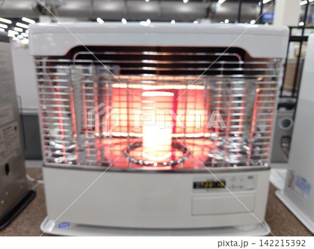 ホームセンターの展示用石油ストーブ ぼかしイメージ ホームセンターの展示用石油ストーブ ぼかしイメージ 142215392